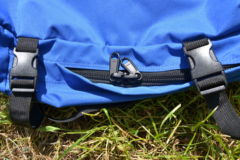 hlavní zip batohu cabinzero classic s jezdci umožňujícími sepnutí zámečkem