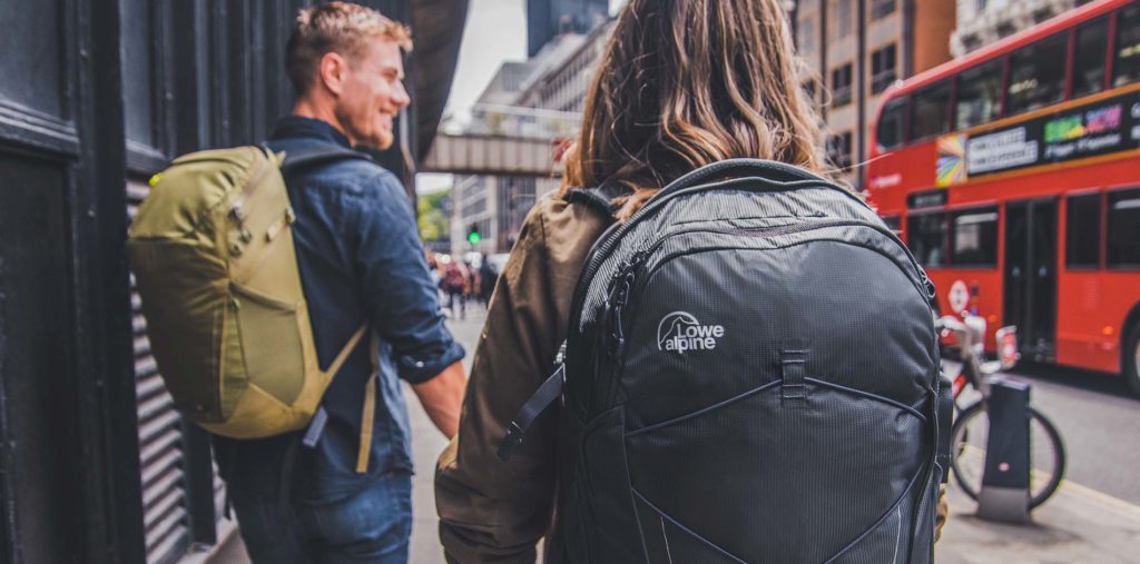 batohy Lowe Alpine ve městě