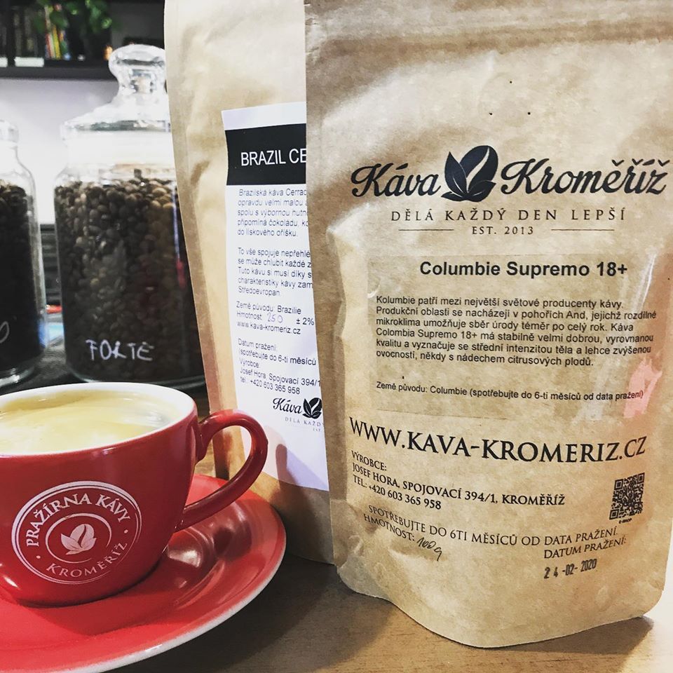 káva s pěnou a balíček kávy z rodinné pražírny Káva Kroměříž