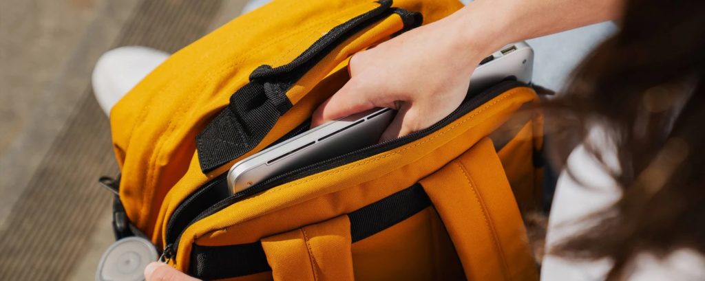 žlutý palubní batoh Cabinzero s přihrádkou na notebook