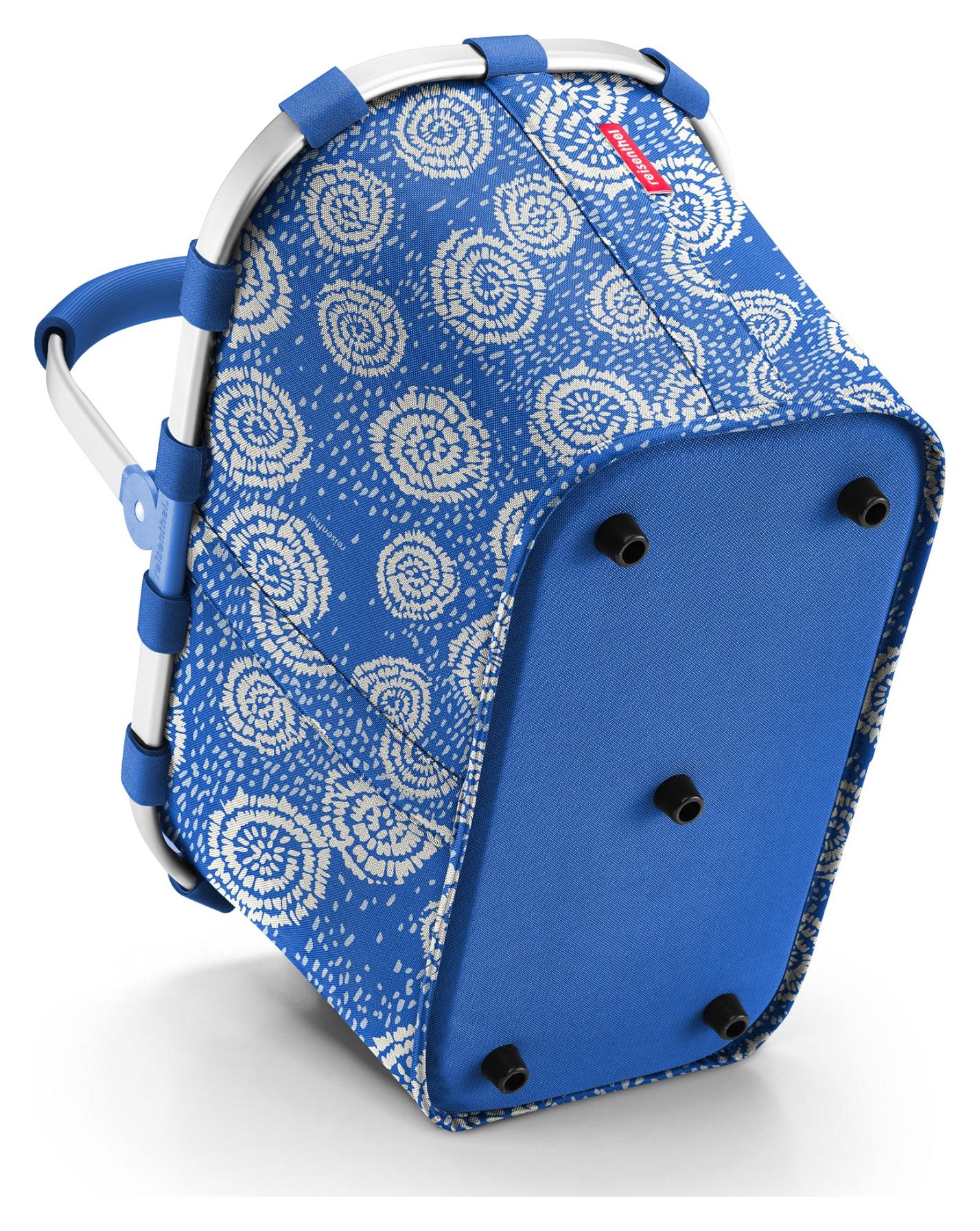 Reisenthel Carrybag Batik Strong Blue Praktický košík je vhodným pomocníkem při nákupech, ať už v supermarketech či na trzích, nebo při cestě na piknik.