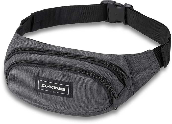 Dakine Hip Pack Carbon.

dva oddíly na zip
fleecová kapsa na sluneční brýle
nastavitelný bederní popruh
zadní strana z prodyšného síťovinového materiálu pro maximální komfort