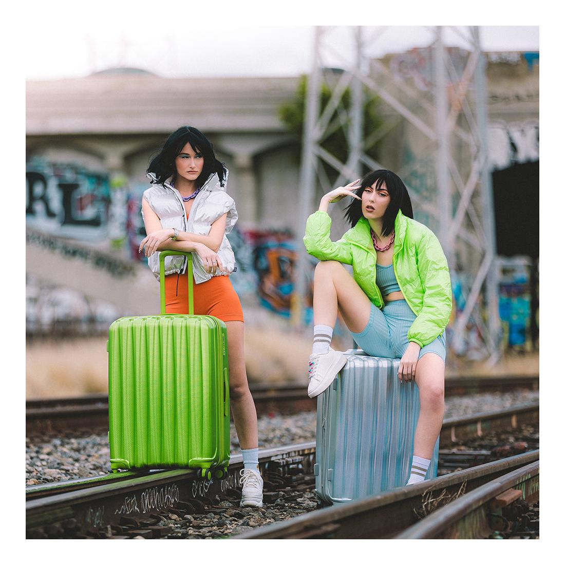 Střední cestovní kufr na kolečkách Heys Astro M Purple