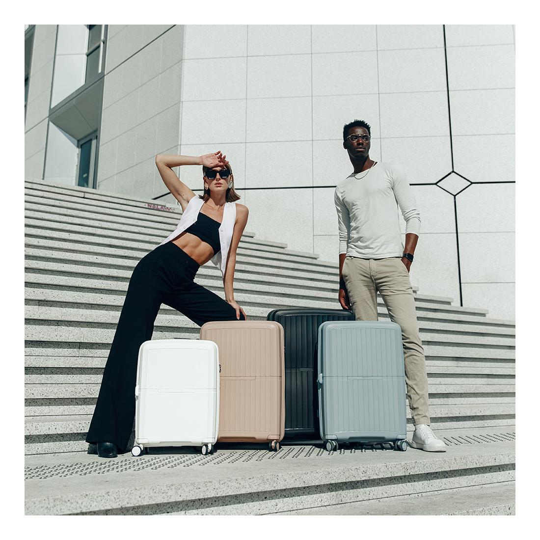 Střední skořepinový kufr na kolečkách Heys Airlite M Black