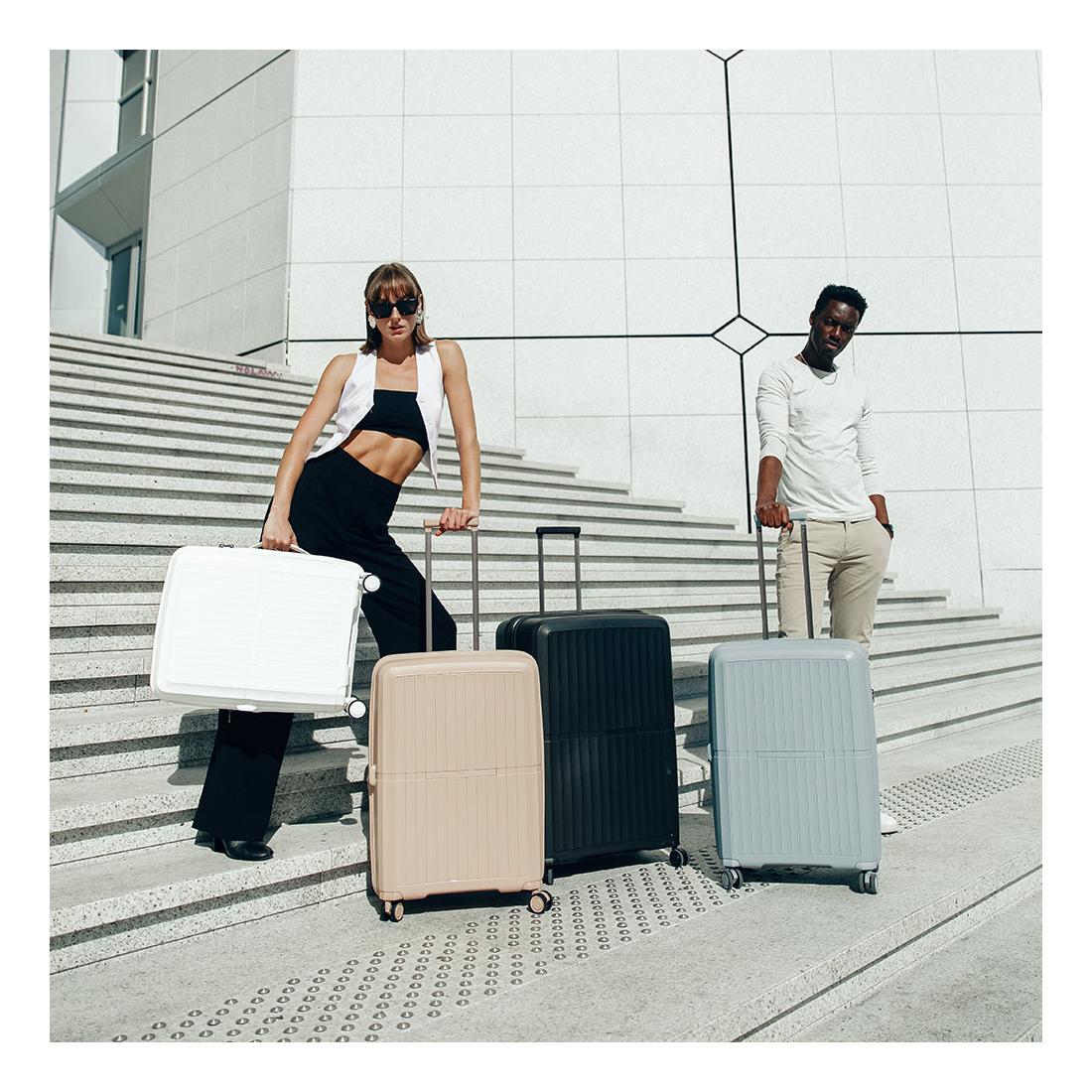 Velký skořepinový kufr na kolečkách Heys Airlite L Black