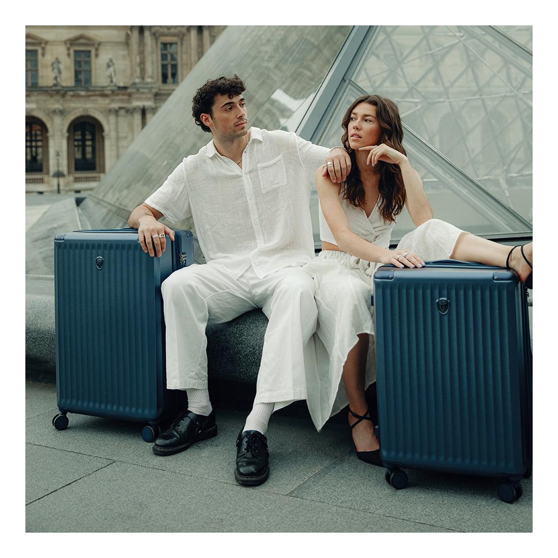 Střední cestovní kufr na kolečkách Heys Luxe M Navy