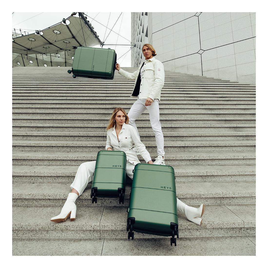 Střední skořepinový kufr na kolečkách Heys Zen M Navy