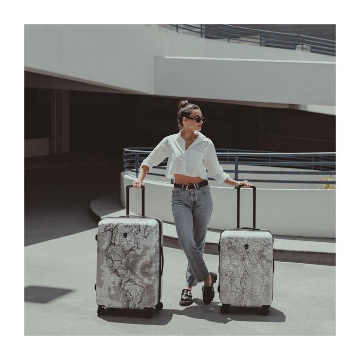 Střední cestovní kufr na kolečkách Heys Journey 3G M Black/White Map