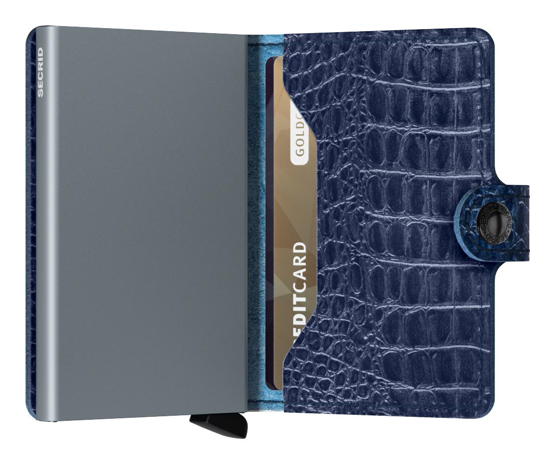 Secrid Miniwallet Nile Blue Miniwallet je všestranná peněženka, která je kompaktní co do velikosti, avšak překvapí úložnou kapacitou.

prostor pro 4 embosované či 6 plochých karet
oddíl pro 4 extra karty
prostor pro bankovky, vizitky i účtenky
vyrobeno z evropské hovězí usně