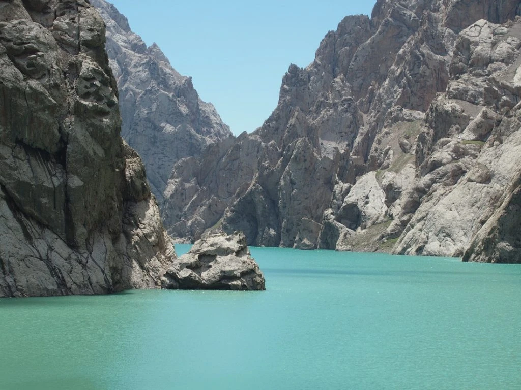 Kyrgyzstán - horské jezero Kel-Suu